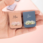 Marque-page magnétique personnalisé en cuir PU avec motif de papillon et fleur de naissance, personnalisé au nom du destinataire. Accessoire de lecture pour un usage quotidien, cadeau d'anniversaire i