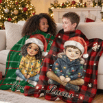 Individuell gestaltete Weihnachtsmütze – karierte Kuscheldecke mit Cartoon-Figur und Haustierfoto, mit Namen – Wohnaccessoire und Weihnachtsgeschenk für Familie und Kinder