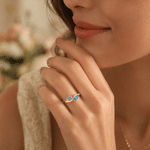 Anillo personalizado de plata de ley con dos piedras natales y texto grabado. Joya delicada, ideal como regalo de cumpleaños o aniversario para una mujer o una mejor amiga.