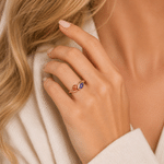 Anillo personalizado de plata de ley con dos piedras natales y texto grabado. Joya delicada, ideal como regalo de cumpleaños o aniversario para una mujer o una mejor amiga.