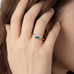 Anillo personalizado de plata de ley con dos piedras natales y texto grabado. Joya delicada, ideal como regalo de cumpleaños o aniversario para una mujer o una mejor amiga.