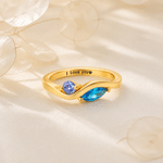Anillo personalizado de plata de ley con dos piedras natales y texto grabado. Joya delicada, ideal como regalo de cumpleaños o aniversario para una mujer o una mejor amiga.