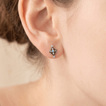 Orecchini a bottone personalizzati in argento sterling con croce gotica di lusso, pietra natale e simboli del poker (picche, cuori, diamanti e fiori) – Regalo per festa di compleanno per donne
