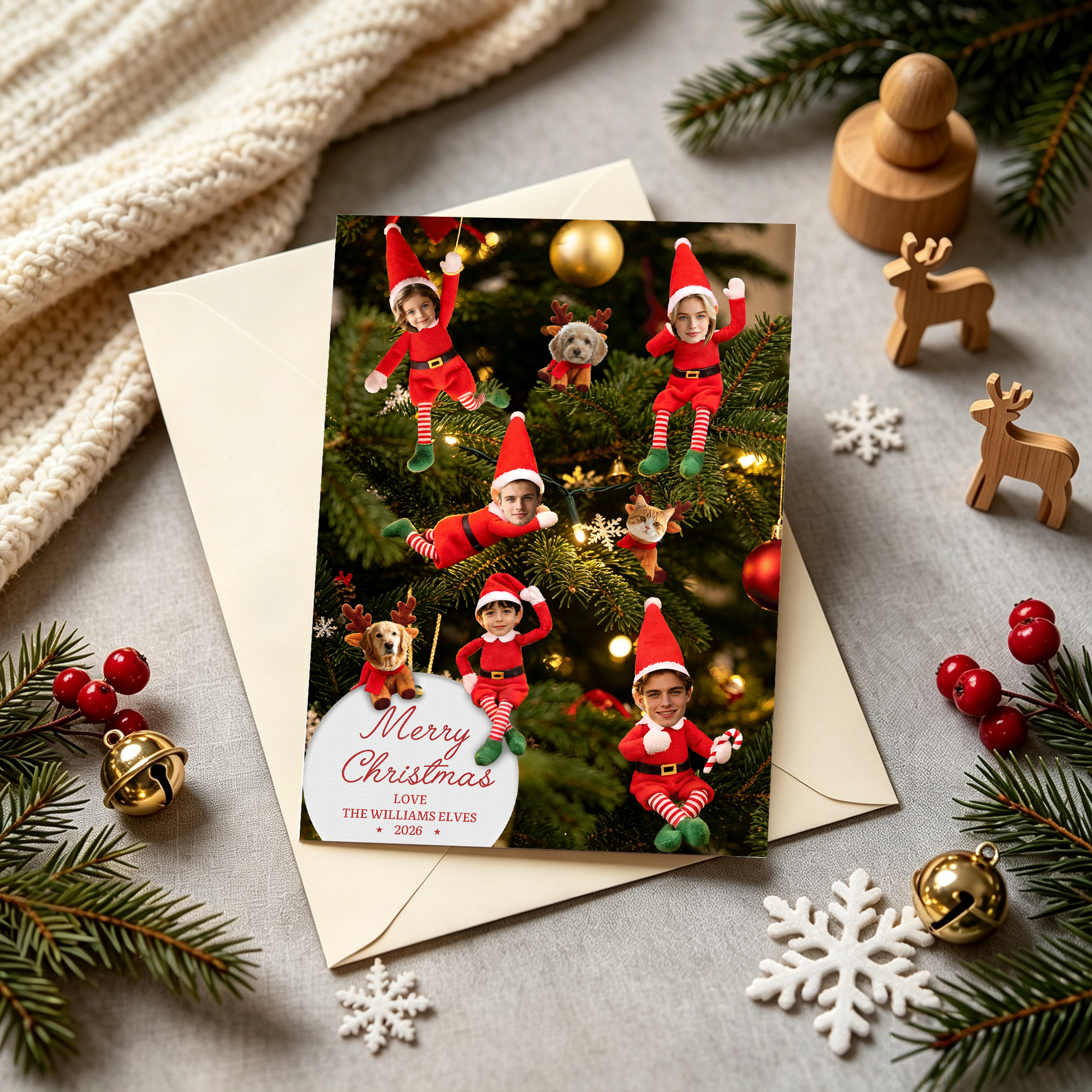Personalisierte Grußkarte mit lustigen Elfenfotos im Weihnachtsdesign, mit Familiennamen und Jahreszahl – Weihnachtsgeschenk für Familie und Freunde