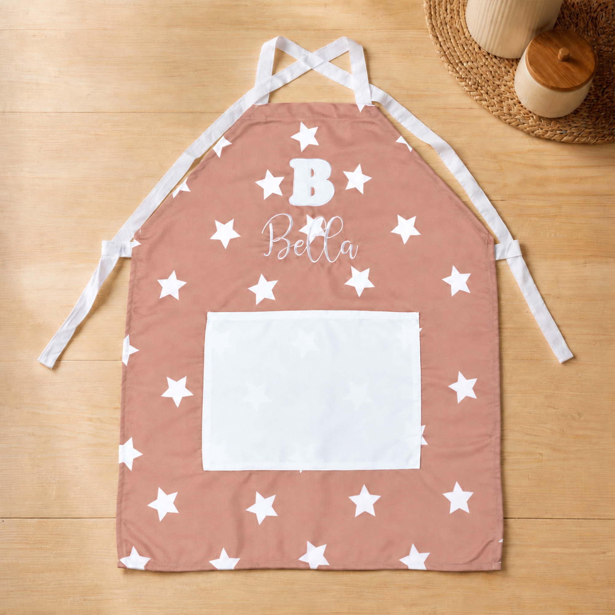 Individuell bestickte Schürze mit Karomuster, Sternen und Polka-Dots sowie Initialen und Namen – ein Geburtstagsgeschenk für Kinder, die gerne kochen