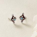 Orecchini a bottone personalizzati in argento sterling con croce gotica di lusso, pietra natale e simboli del poker (picche, cuori, diamanti e fiori) – Regalo per festa di compleanno per donne