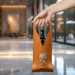 Sac de protection en cuir PU personnalisé, orné d'un bouquet de fleurs de naissance peint à l'aquarelle et portant un prénom – Cadeau de Noël ou d'anniversaire pour les amateurs de vin