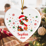 Gepersonaliseerde kerstversiering: keramische kerstbal met initiaal, naam en jaartal – kerstversiering voor aan de boom, kerstcadeau voor familie en vrienden