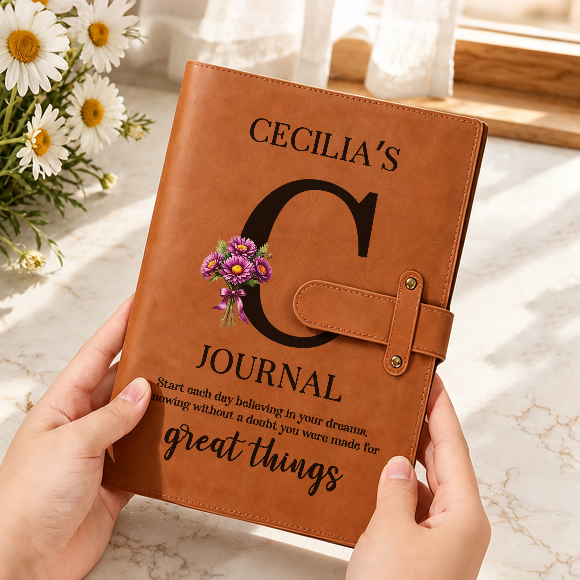 Personalisierte „Great Things“-Notizbuchhülle aus PU-Leder im A5-Format mit Geburtsblume und Initialen sowie Namenszug – für den täglichen Gebrauch auf Reisen, als Geburtstags- oder Weihnachtsgeschenk