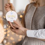 Personlig keramisk prydnad med bågformade fötter och uppgifter om barnets födelse, med namn och födelsedatum – träddekoration, present till första julen eller dopet för nyfödda och nyblivna föräldrar