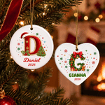 Gepersonaliseerde kerstversiering: keramische kerstbal met initiaal, naam en jaartal – kerstversiering voor aan de boom, kerstcadeau voor familie en vrienden