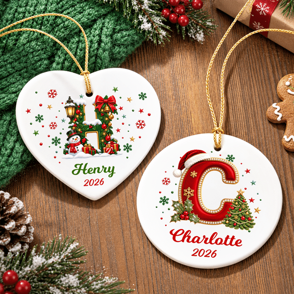 Gepersonaliseerde kerstversiering: keramische kerstbal met initiaal, naam en jaartal – kerstversiering voor aan de boom, kerstcadeau voor familie en vrienden