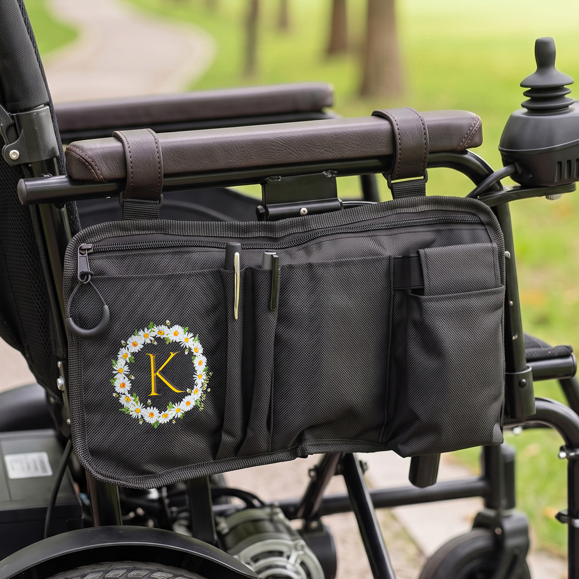 Personalisierte Monogramm-Gänseblümchen-Kranz-Seitentasche für Rollstühle mit mehreren Fächern – Geburtstagsgeschenk für Rollstuhlfahrer, Patienten und erwachsene Menschen mit Behinderung