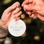 Personlig keramisk prydnad med bågformade fötter och uppgifter om barnets födelse, med namn och födelsedatum – träddekoration, present till första julen eller dopet för nyfödda och nyblivna föräldrar
