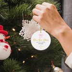 Personlig keramisk prydnad med bågformade fötter och uppgifter om barnets födelse, med namn och födelsedatum – träddekoration, present till första julen eller dopet för nyfödda och nyblivna föräldrar