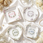Ciotola decorativa in ceramica con iniziali floreali personalizzate e bordo dorato, con indicazione del luogo e della data: ricordo di nozze, regalo per la festa di addio al nubilato, per la sposa