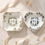 Ciotola decorativa in ceramica con iniziali floreali personalizzate e bordo dorato, con indicazione del luogo e della data: ricordo di nozze, regalo per la festa di addio al nubilato, per la sposa