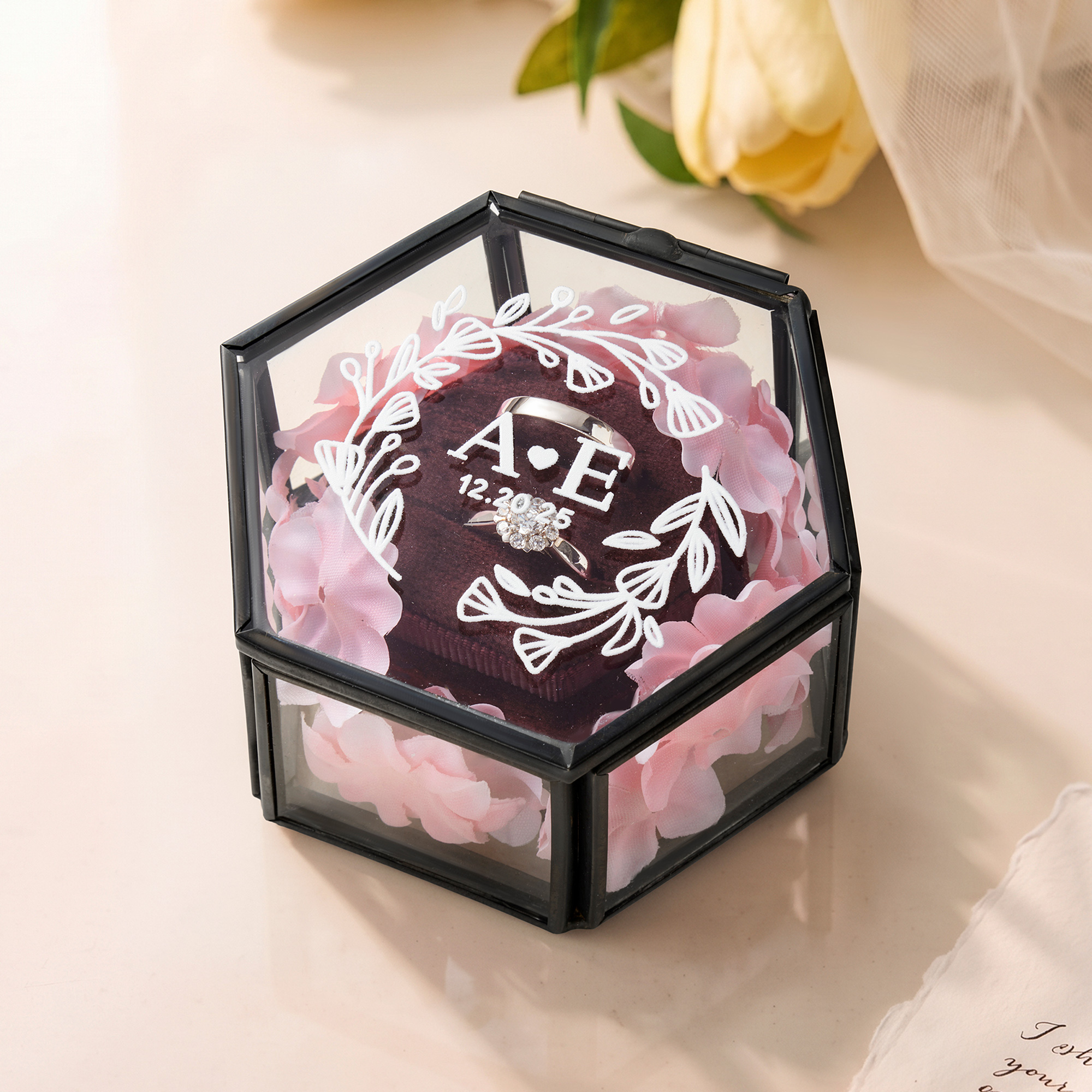 Individuell gestaltete Monogramm-Ehering-Schachtel in Sechseckform mit Namen und Datum – Geschenk zum Heiratsantrag für Braut, Bräutigam und das Paar