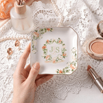 Ciotola decorativa in ceramica con iniziali floreali personalizzate e bordo dorato, con indicazione del luogo e della data: ricordo di nozze, regalo per la festa di addio al nubilato, per la sposa
