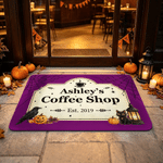 Gepersonaliseerde welkomstmat voor koffiebars met Halloween-thema en antislip, met tekst: ‘Home Shop Decor’ – Halloween-cadeau voor eigenaren van koffiebars