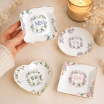 Ciotola decorativa in ceramica con iniziali floreali personalizzate e bordo dorato, con indicazione del luogo e della data: ricordo di nozze, regalo per la festa di addio al nubilato, per la sposa