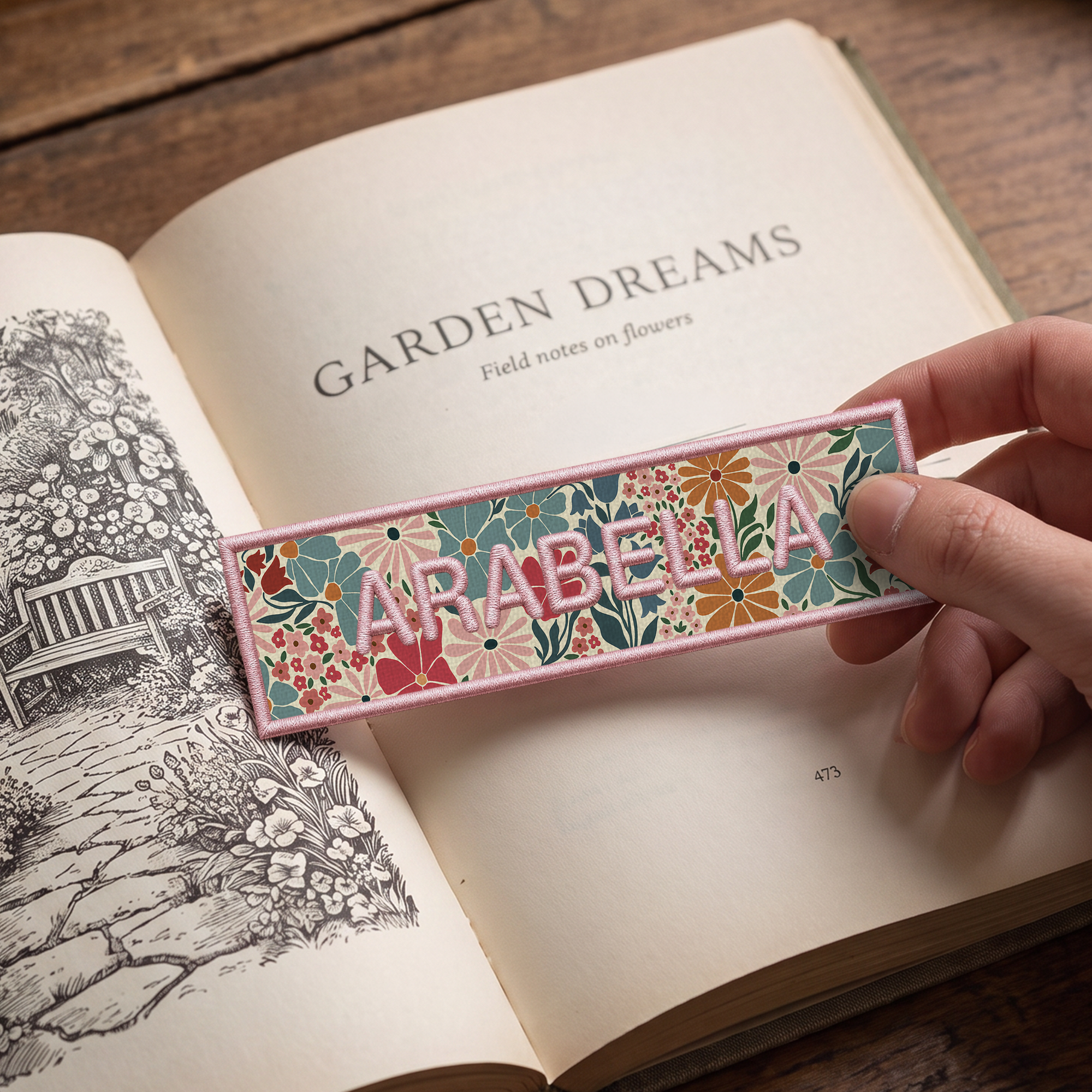 Individuell gestaltetes Lesezeichen im Vintage-Blumenstil mit gesticktem Namen – ein Geschenk zum Lesen, zum Geburtstag oder zum Schulabschluss für Buchliebhaber und Bücherwürmer