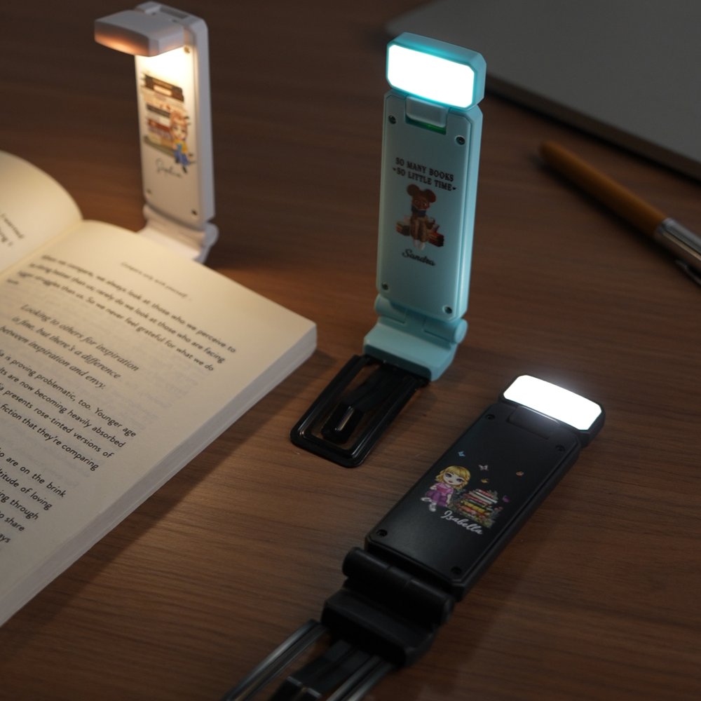 Personlig bokklips med tegneseriefigur – 3-farget LED-boklampe med navn og tekst – lesetilbehør – til skolestart og bursdag – gave til bokelskeren 3