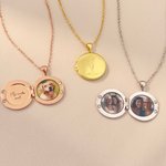 Un nome inciso nel mio cuore - Collana con ciondolo apribile portafoto personalizzata con nome, foto e fiore di nascita - Regalo per festa della mamma