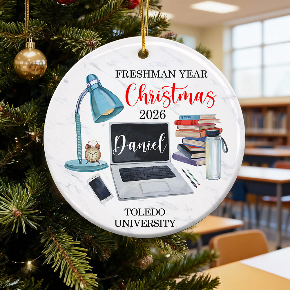 Personalisierte Freshman Jahr keramischen Weihnachtsschmuck mit Namen und Schulnamen Klassenzimmer Baumschmuck Weihnachtsgeschenk für College-Student