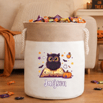 Individuell gestalteter Süßigkeitenkorb mit Fledermaus-, Kürbis- und Katzenmotiv sowie Namenszug – Halloween-Geschenk für Kinder und Jugendliche zum „Süßes oder Saures“-Spielen
