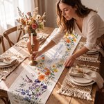 Camino de mesa personalizado con flores silvestres pintadas en acuarela, con nombre y fecha; decoración de mesa; regalo de boda para la pareja o los recién casados