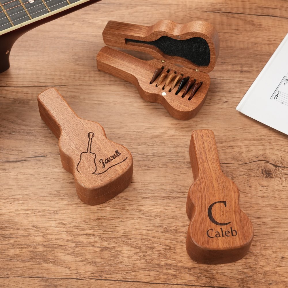 Personlig, gravert treholder til gitarplekter med monogrammønster og navn – Musikkutstyr, bursdagsgave til gitarister 3