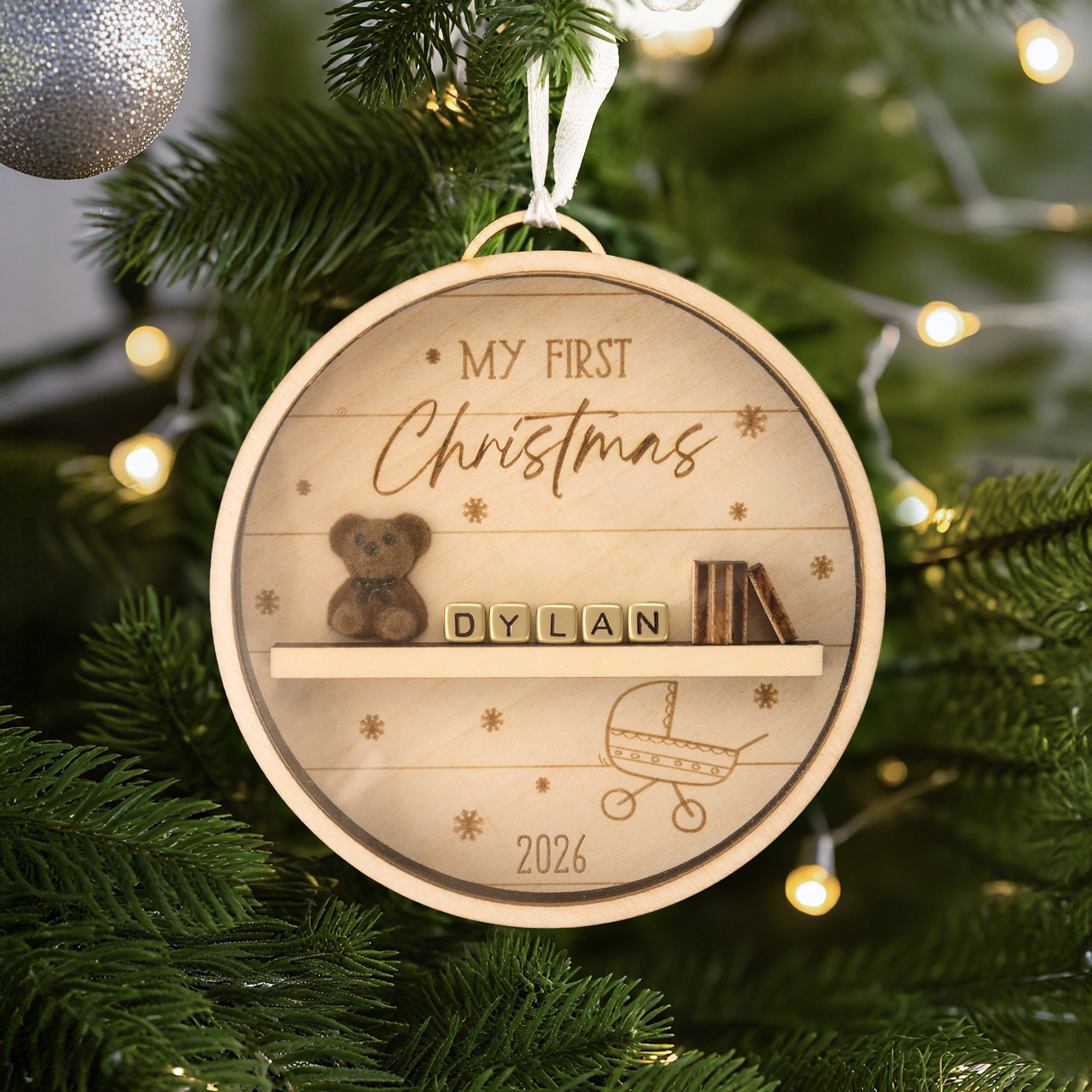 Individuell gestalteter Bücherregal- und Teddybär-Weihnachtsbaumschmuck aus Holz mit Namen und Jahreszahl – Wohnaccessoire und erstes Weihnachtsgeschenk für frischgebackene Eltern und Neugeborene
