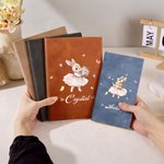 Carnet personnalisé en cuir synthétique A5/A6 avec illustration d'un lapin dansant au ballet et de fleurs à l'aquarelle, avec prénom gravé – Cadeau de rentrée scolaire pour les passionnés de lecture