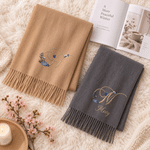 Sciarpa personalizzata con ricamo floreale e iniziale, con nome: ideale per l’uso quotidiano in inverno, come regalo di Natale o di compleanno per amici, migliori amiche e figlie