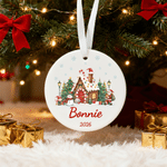 Gepersonaliseerd rond keramisch kerstornament met kerstthema en naam – kerstcadeau voor familie en vrienden