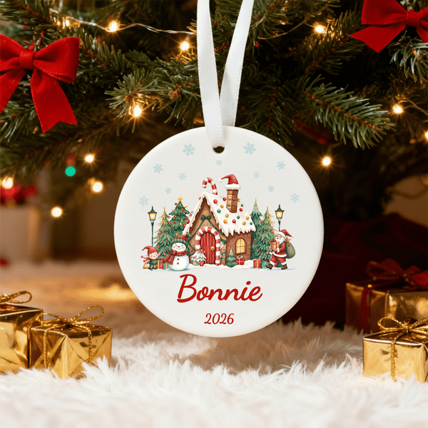Gepersonaliseerd rond keramisch kerstornament met kerstthema en naam – kerstcadeau voor familie en vrienden