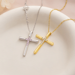 Collana con croce in argento sterling personalizzata con pietra portafortuna e nome: gioiello delicato da indossare tutti i giorni, ideale come regalo di compleanno o battesimo per una bambina cristia