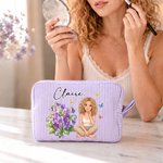 Personalisierte Kosmetiktasche im 3D-Stil mit Charakter-Motiv, Foto, Geburtsblume und Streifenmuster sowie Namenszug – unverzichtbarer Begleiter für den Alltag und auf Reisen, perfektes Geburtstagsges