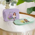 Personalisierte Kosmetiktasche im 3D-Stil mit Charakter-Motiv, Foto, Geburtsblume und Streifenmuster sowie Namenszug – unverzichtbarer Begleiter für den Alltag und auf Reisen, perfektes Geburtstagsges
