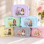 Personalisierte Kosmetiktasche im 3D-Stil mit Charakter-Motiv, Foto, Geburtsblume und Streifenmuster sowie Namenszug – unverzichtbarer Begleiter für den Alltag und auf Reisen, perfektes Geburtstagsges