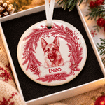 Gepersonaliseerd kransvormig keramisch ornament met hartvorm, aquarelafbeelding van huisdier en naam – kerstdecoratie voor aan de boom, kerstcadeau voor eigenaren en liefhebbers van huisdieren