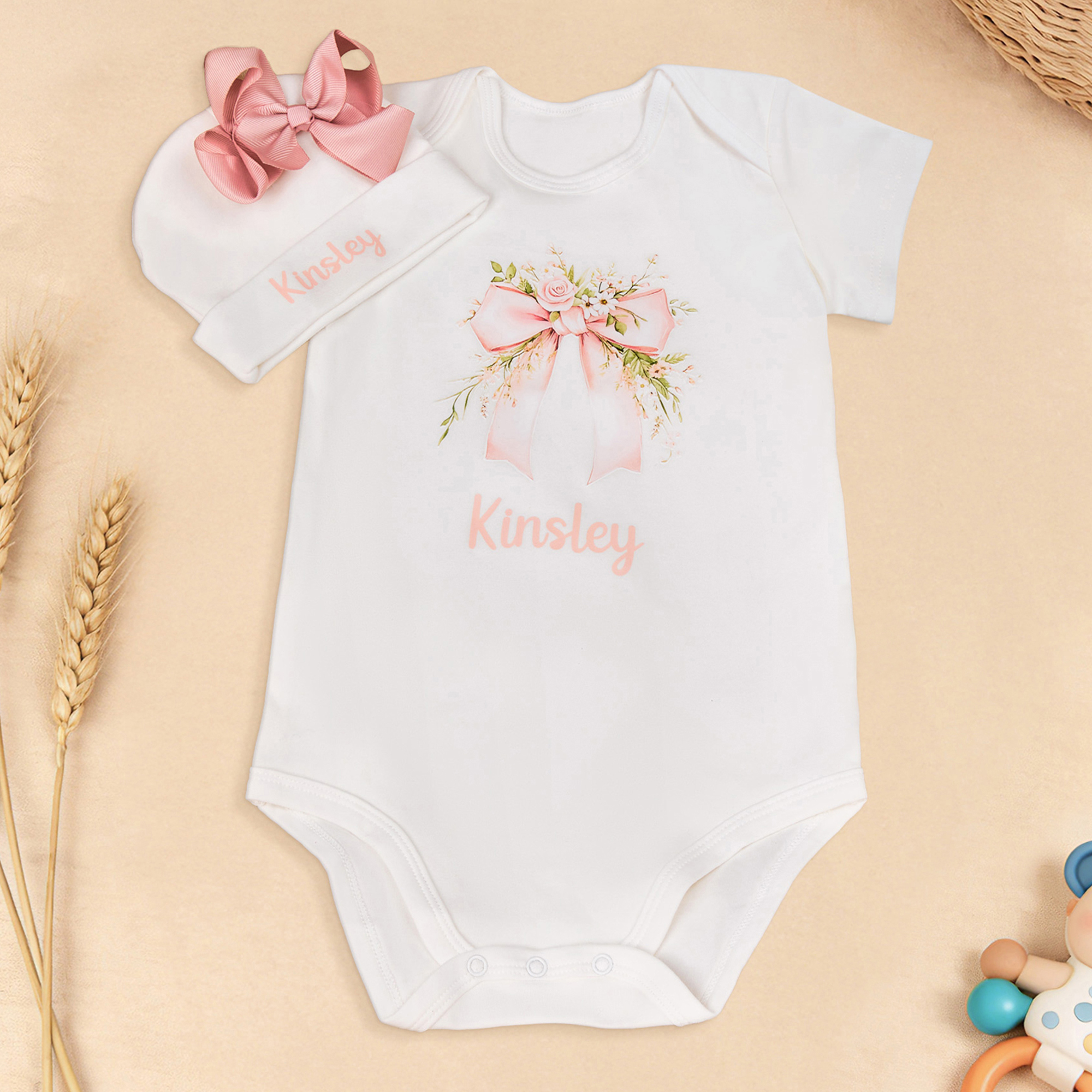 Personalisierter, weicher Strampler für Mädchen aus 100 % Baumwolle mit Schleifenblume und Mütze mit Namen – Baby-Shower- und Geburtstagsgeschenk für Neugeborene und frischgebackene Eltern