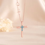 Collana con croce in argento sterling personalizzata con pietra portafortuna e nome: gioiello delicato da indossare tutti i giorni, ideale come regalo di compleanno o battesimo per una bambina cristia