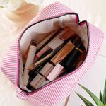 Personalisierte Kosmetiktasche im 3D-Stil mit Charakter-Motiv, Foto, Geburtsblume und Streifenmuster sowie Namenszug – unverzichtbarer Begleiter für den Alltag und auf Reisen, perfektes Geburtstagsges