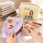 Personalisierte Kosmetiktasche im 3D-Stil mit Charakter-Motiv, Foto, Geburtsblume und Streifenmuster sowie Namenszug – unverzichtbarer Begleiter für den Alltag und auf Reisen, perfektes Geburtstagsges