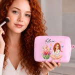 Personalisierte Kosmetiktasche im 3D-Stil mit Charakter-Motiv, Foto, Geburtsblume und Streifenmuster sowie Namenszug – unverzichtbarer Begleiter für den Alltag und auf Reisen, perfektes Geburtstagsges