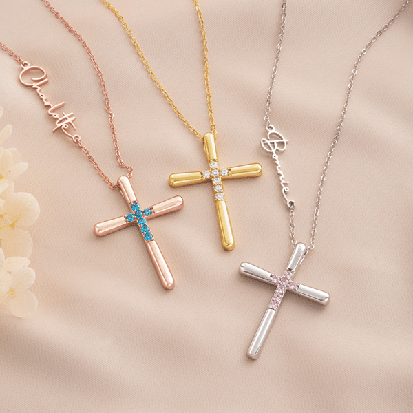 Collana con croce in argento sterling personalizzata con pietra portafortuna e nome: gioiello delicato da indossare tutti i giorni, ideale come regalo di compleanno o battesimo per una bambina cristia