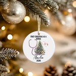 Personlig første jul som sykepleier Keramisk hengende ornament med navn og årstall Tredekorasjon Julegave til nye sykepleiere