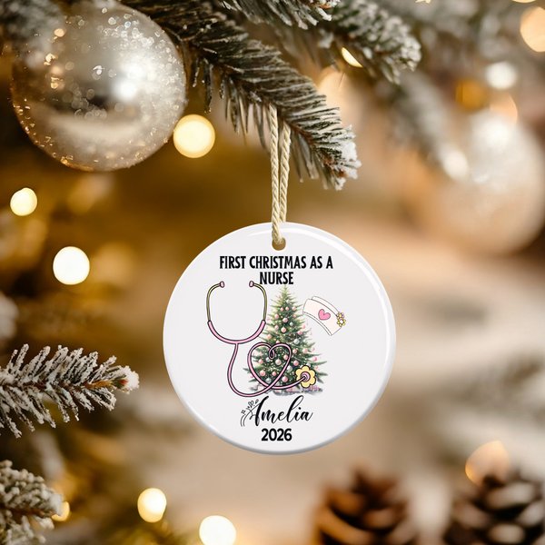 Personlig første jul som sykepleier Keramisk hengende ornament med navn og årstall Tredekorasjon Julegave til nye sykepleiere